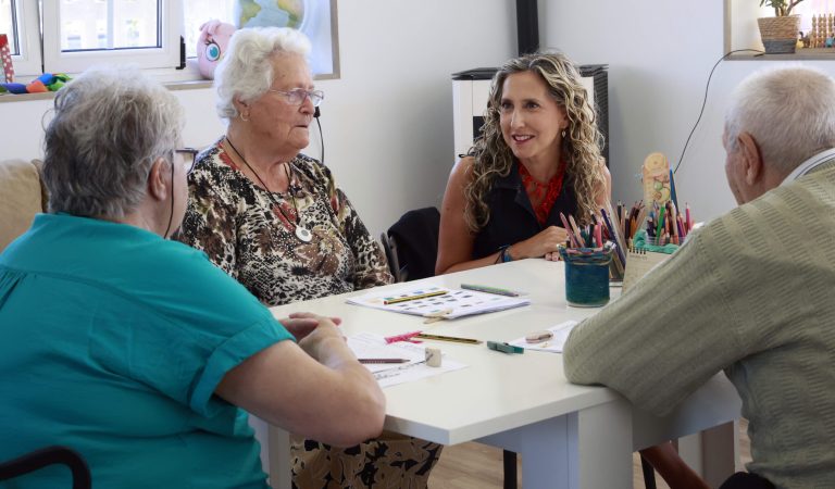Martina aneiros en una visita a la Casa do Maior de Valdoviño