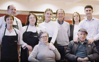 El equipo del resturante rodeando a los fundadores
