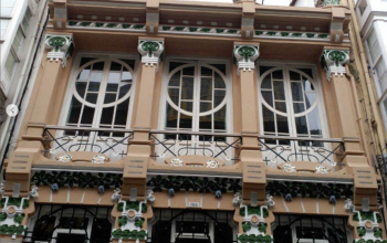 Edificio modernista de Rodolfo Ucha donde estuvo situado el  Correo Gallego