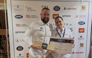 Álex Martínez y Mar Lago con el premio a la mejor tapa tradicional de Galicia