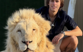 Álvaro Carreras en Dubai posando con un león