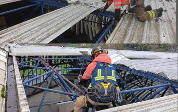 Derrumbamiento parcial de la cubierta del estadio. Foto: Bombeiros Ferrol