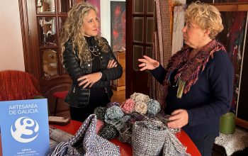 Martina Aneiros visita el taller de Filomena Menacho, en Cedeira