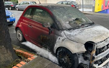 Coche calcinado en Canido