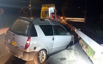 Colisión coche sen carné e gardarraíl no lugar de Centroña