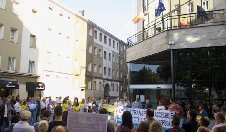 Imagen de la concentración por un transporte digno en Ferrol. Foto: Alicia Seoane