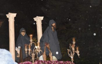 Cristo en chubasquero