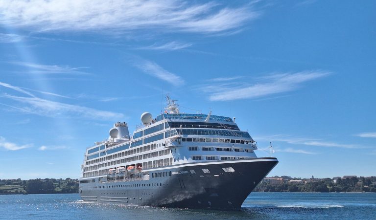 Crucero arribando al puerto de Ferrol
