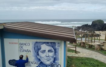 El pintor Manuel Carballeira con su nueva obra en Valdoviño