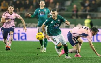 El jugador llevándose el balón ante Borja del Oviedo