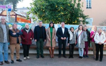 El presidente de la Deputación, Valentín Formoso con las trabajadoras sociales de Neda