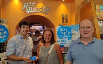 El presidente de la acof entregando el regalo