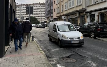 Bache en el paso de peatones de rúa Españoleto