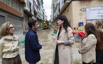La conselleira de Vivenda e Planificación de Infraestruturas de la Xunta de Galicia, María M. Allegue, supervisó este jueves las obras que se están ejecutando en la calle Rubalcava