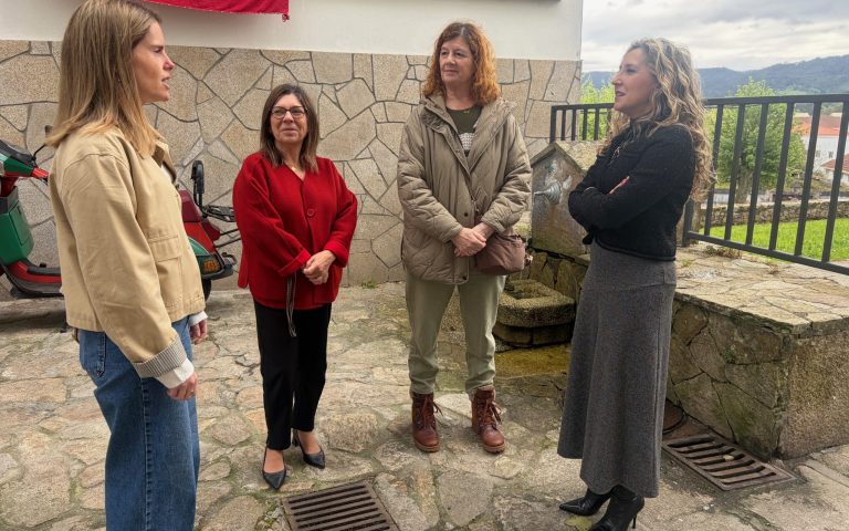 Martina Aneiros en una visita a una familia que ha disfrutado de la ayuda Fogar Vivo