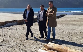 Julio Abalde, acompañado por Carlos Gil y Pablo Moreda, en la playa de Cedeira