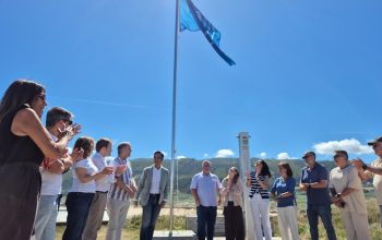 Foto NP 2026.06.19 Alcalde izado bandeira azul Ponzos