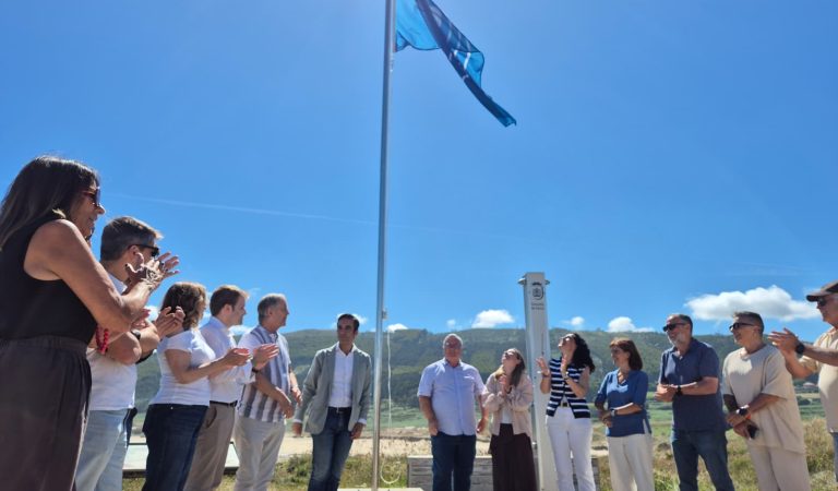 Foto NP 2026.06.19 Alcalde izado bandeira azul Ponzos
