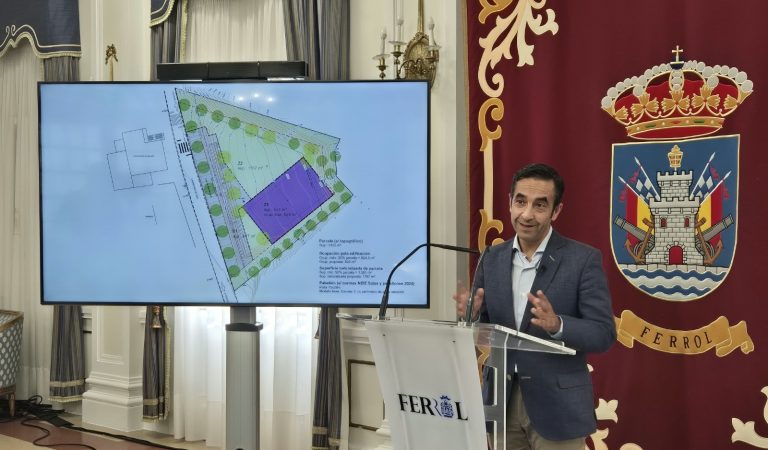 El alcalde JM Rey Varela explica el proyecto deportivo para la pista cubierta de Mandiá