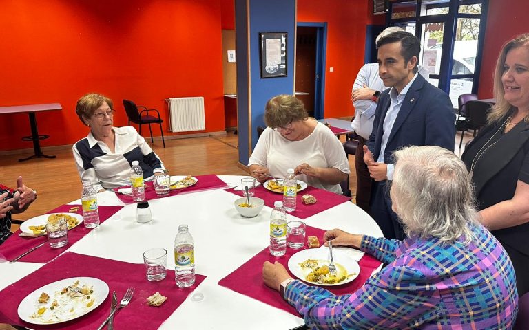 El alcalde en el centro de mayores Río Xubia (archivo)