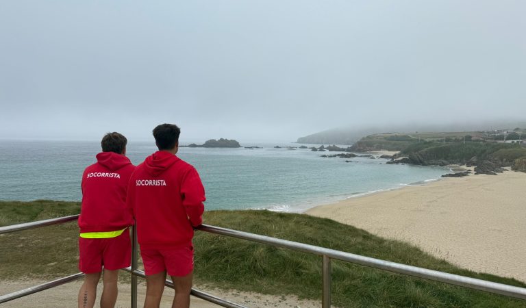 Foto NP Arquivo socorristas praia A Fragata Covas