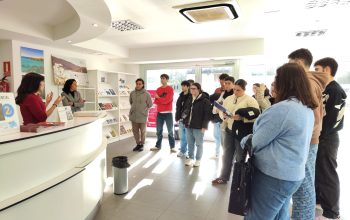 Concelleira Turismo con visitantes Oficina Turismo Praza España
