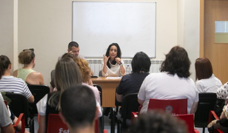 La diputada de Educación e Mocidade da Deputación da Coruña, Yoya Neira, mantuvo este jueves en Narón un encuentro con representantes de las ANPAS de los centros públicos de Ferrolterra