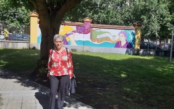 Rosa Millán ante el mural de Ángela Ruiz Robles