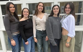 Belén, Irene, Laura, María e Eva, delante de la Facultad