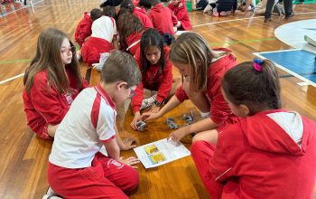 Un grupo de 5º de primaria intentando resolver el puzzle en forma de cubo