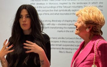 La artista ferrolana Rita G Rivera en la exposición inaugurada en Marrakech