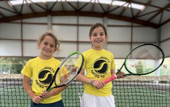 Lola González Miguélez y Claudia Freire Mouriz, de la escuela de tenis Justo del revés