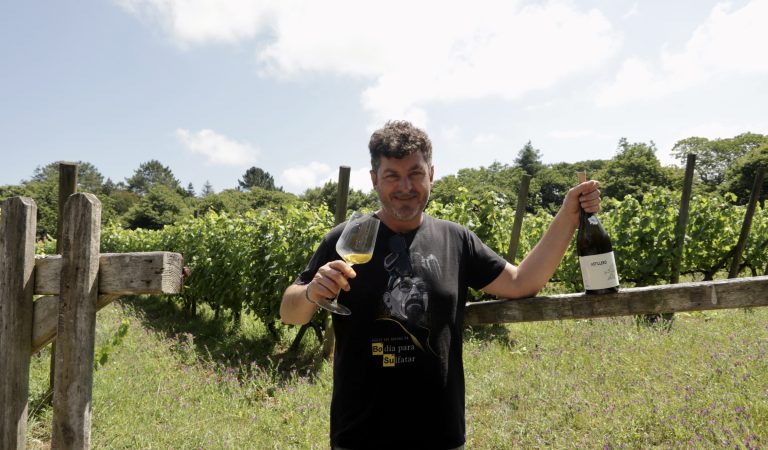 Marcial Pita, cofundador de las Bodegas 'El Paraguas', en su viñedo de Esmelle. Foto: Alicia Seoane