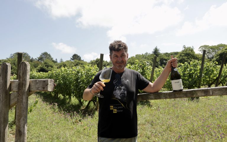 Marcial Pita, Cofundador de las Bodegas El Paraguas, en su viñdeo de Esmelle. Foto: Alicia Seoane Marcial Pita, cofundador de las Bodegas 'El Paraguas', en su viñedo de Esmelle. Foto: Alicia Seoane