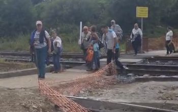Captura de pantalla del vídeo de los integrantes de la Plataforma cam biando de tren en Cerdido