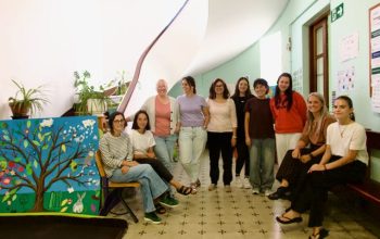 Trabajadoras de Aspaneps a la entrada de la sede en Canido. Foto: Alicia Seoane