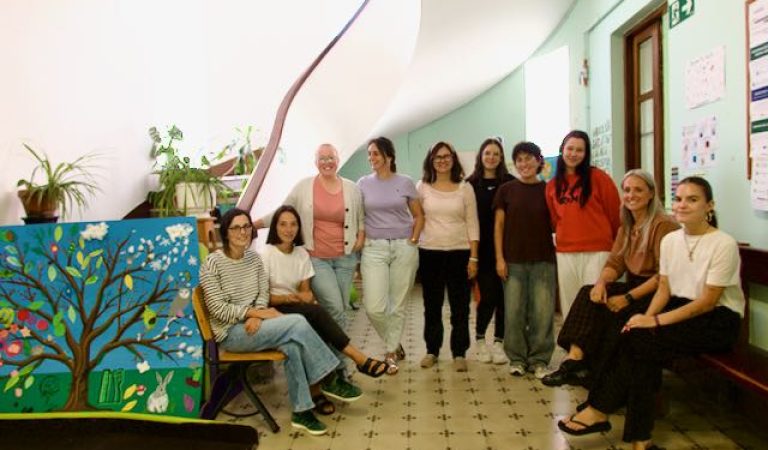 Trabajadoras de Aspaneps a la entrada de la sede en Canido. Foto: Alicia Seoane