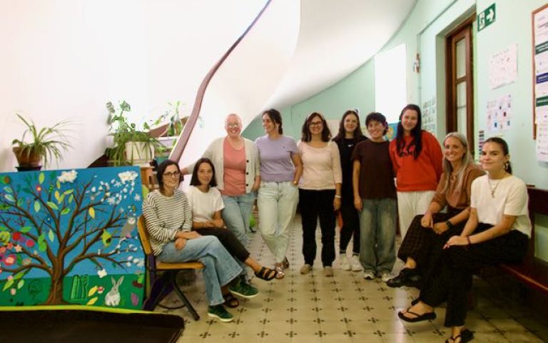 Trabajadoras de Aspaneps a la entrada de la sede en Canido. Foto: Alicia Seoane
