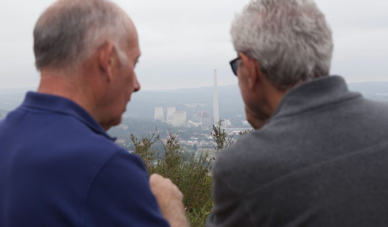 Expectación ante la demolición de. las torres de As Pontes