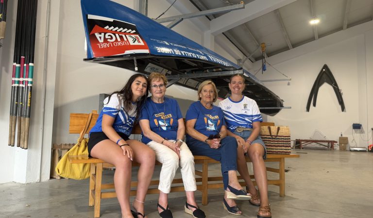 Noelia Varela, Pilar Pereira, Macamen Juan y Aída Carro en las instalaciones del Club de Remo de Ares