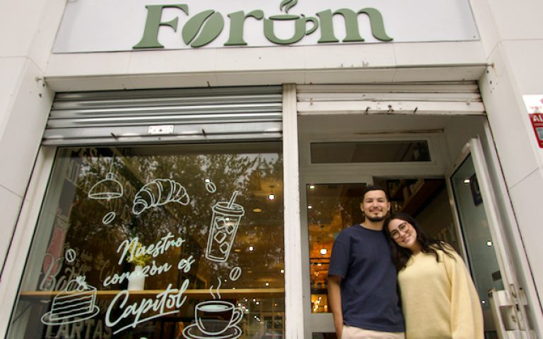 Fórum nueva cafetería en Esteiro Ángel y Laura delante de la nueva cafetería que reabre en Esteiro: Fórum. Foto: Alicia Seoane