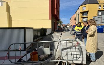 La alcadesa y el concelleiro visitando las obras de Xuvia