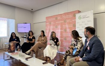 La doctora Clotilde Costa, Lucía Barcia (psicóloga ACC y paciente), Iria Carballeira (paciente), Isabel Esteban (presidenta ACC), Cristina Rodríguez Outón (Autoridad Portuaria Ferrol- San Cibrao) y Manuel Freire López (Navantia Ría de Ferro) durante el desayuno informativo de la ACC