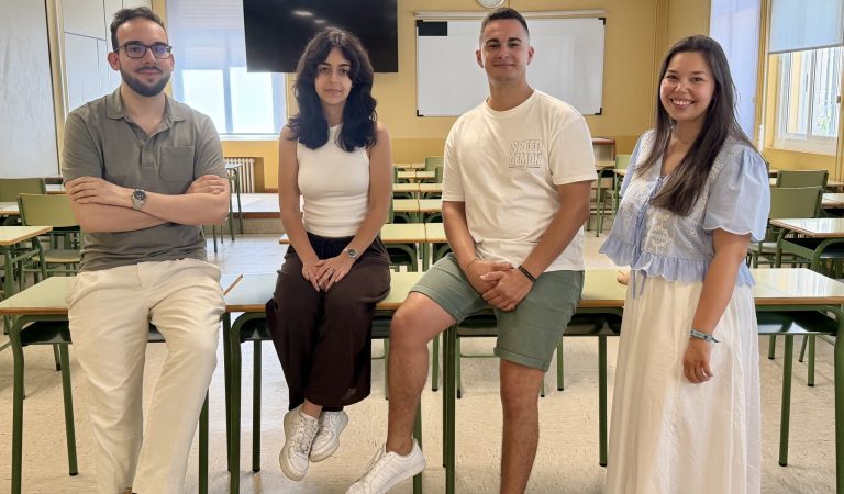 Foto: de izquierda a derecha, Iván Montero Barros, Rebeca Enríquez Allegue, José Zar Varela e Andrea Vieites Estraviz, cuatro de los seis estudiantes  que participarán en la  jornada organizada por la Facultad de Ciencias do Traballo.