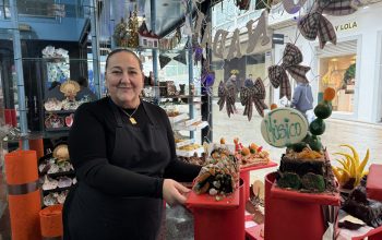 Elena Rubio, al frente de la Pastelería Gascón