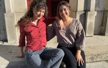 Belén González y Laura Camila Velasco delante de la Escuela Politécnica de Ingeniería de Ferrol, centro en el que imparten el máster de Tecnología Textil y Moda Sostenible