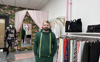 Viktor Suárez en su nuevo local de la calle Iglesia 9
