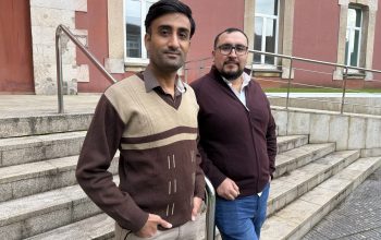 Zeeshan Hamid Malik y Jorge Luis Olmedo Martínez, delante del Centro de Investigación en Tecnologías Navales e Industriales (CITENI), situado en el Campus Industrial de Ferrol