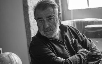 El fotógrafo Vari Caramés, en su estudio en A Coruña. Foto: Alicia Seoane