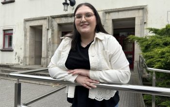 Miriam Eimil Chao, alumna do grao en Enxeñaría Electrónica Industrial e Automática que se imparte na Escola Politécnica de Enxeñaría de Ferrol (EPEF), opta a un dos tres premios do hackathon “Reto Enseña 2.0” que organiza ORACLE España en colaboración con NUWE.